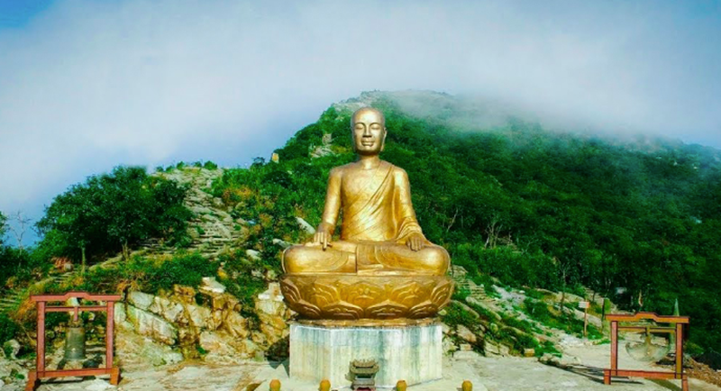 Tượng Phật ho&agrave;ng Trần Nh&acirc;n T&ocirc;ng tr&ecirc;n n&uacute;i y&ecirc;n Tử (quảng Ninh). Ảnh sưu tầm