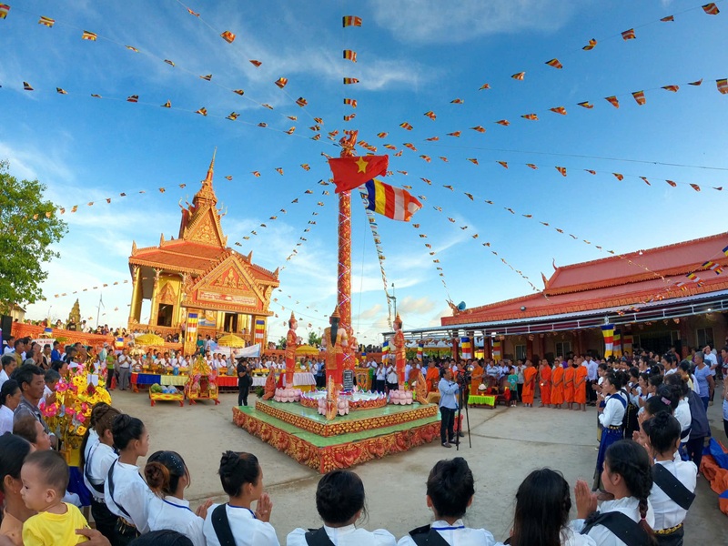 Quang cảnh l&ecirc;̃ h&ocirc;̣i chùa Khmer