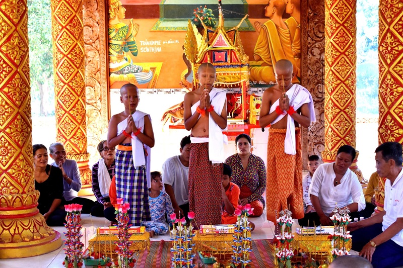 Nghi thức sư trụ trì ban giới lu&acirc;̣t và trao y cà sa với vi&ecirc;̣ tu Sa di