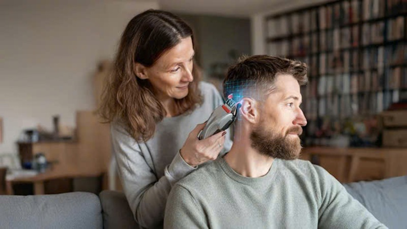 Người d&ugrave;ng chỉ cần chọn kiểu t&oacute;c tr&ecirc;n ứng dụng, phần c&ograve;n lại sẽ do AI của Glyde xử l&yacute;. (Nguồn: Glyde)