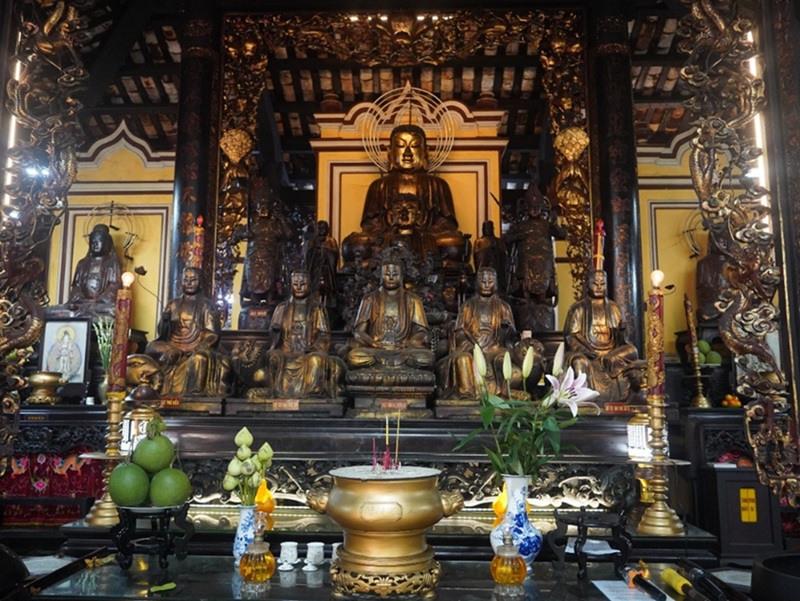 Hệ thống tượng ở ch&iacute;nh điện Tam Bảo (Ảnh: t&aacute;c giả)