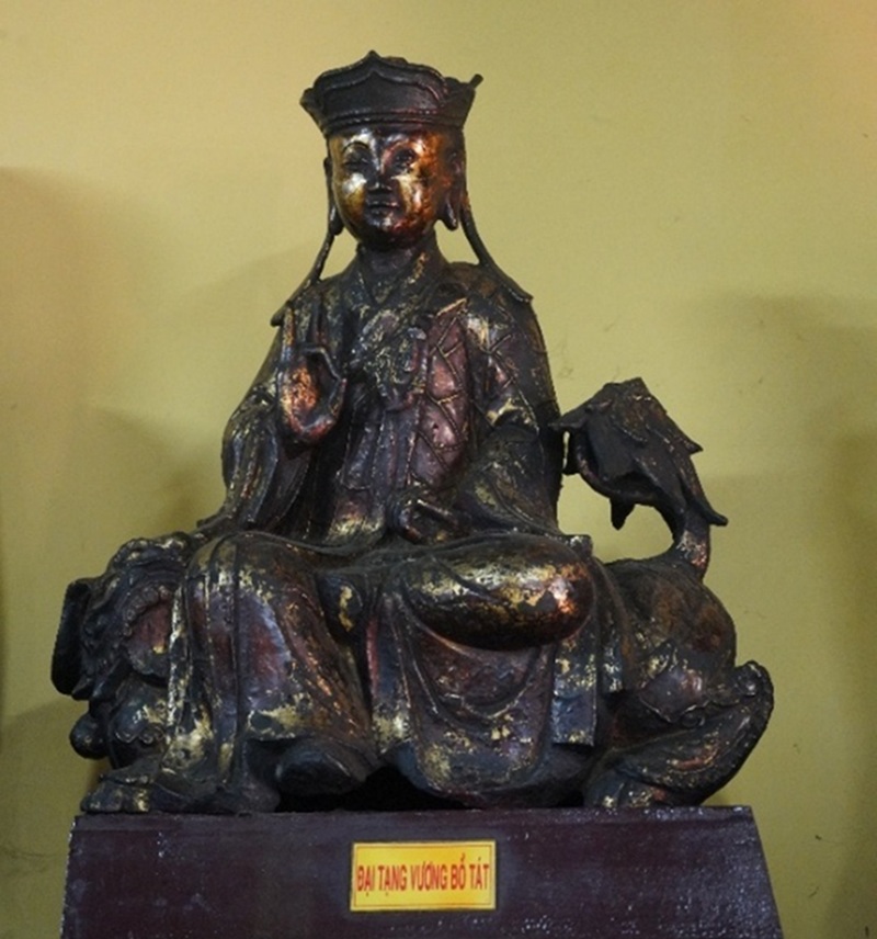 Tượng Bồ t&aacute;t Địa Tạng ngồi tr&ecirc;n con đề th&iacute;nh bằng đồng (Ảnh: T&aacute;c giả)
Đ&acirc;y l&agrave; pho tượng đồng được c&aacute;c chuy&ecirc;n gia nhận định
 qu&yacute; hiếm v&agrave; c&oacute; gi&aacute; trị cao về nghệ thuật, lịch sử văn h&oacute;a
