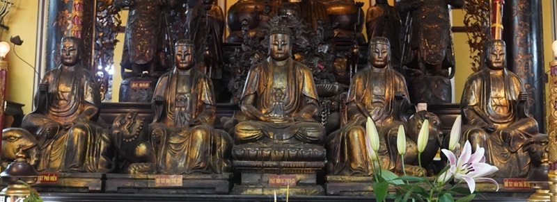 Bộ tượng Ngũ hiền tại ch&iacute;nh điện (Ảnh: T&aacute;c giả)