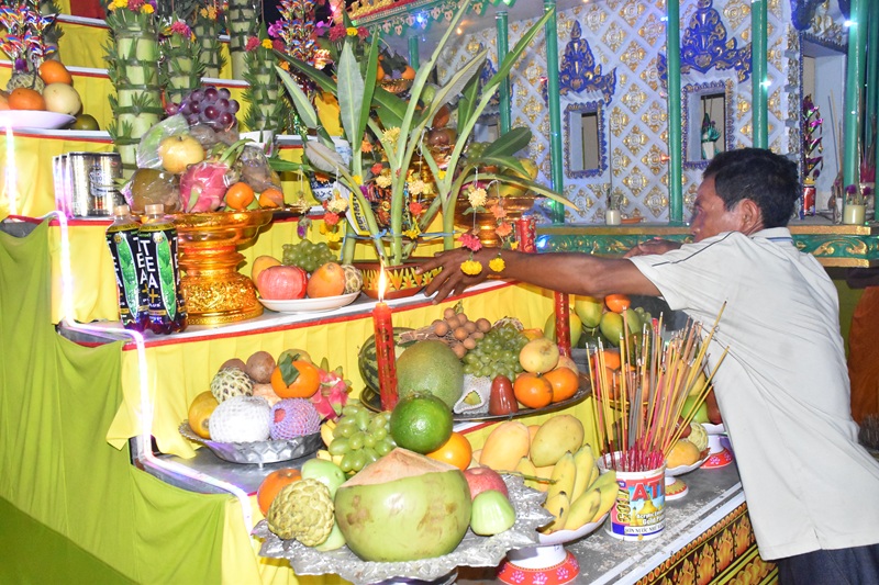 Tr&ecirc;n bàn thờ người Khmer m&ocirc;̃i l&acirc;̀n cúng ki&ecirc;́ng đ&ecirc;̀u kh&ocirc;ng th&ecirc;̉ thi&ecirc;́u Bai S&acirc;y