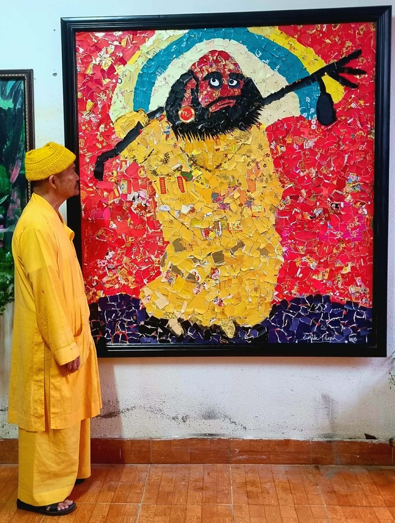 H&ograve;a thượng Th&iacute;ch Vi&ecirc;n Thanh b&ecirc;n t&aacute;c phẩm Tổ sư Bồ Đề Đạt Ma bằng Collage Art
