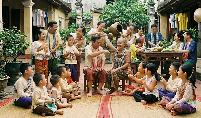 Khi một đứa trẻ nh&igrave;n thấy cha mẹ m&igrave;nh sẵn s&agrave;ng quỳ gối, xắn tay &aacute;o tắm rửa cho &ocirc;ng b&agrave; nội ngoại, trong t&acirc;m tr&iacute; non nớt của ch&uacute;ng sẽ h&igrave;nh th&agrave;nh một dấu ấn s&acirc;u đậm.