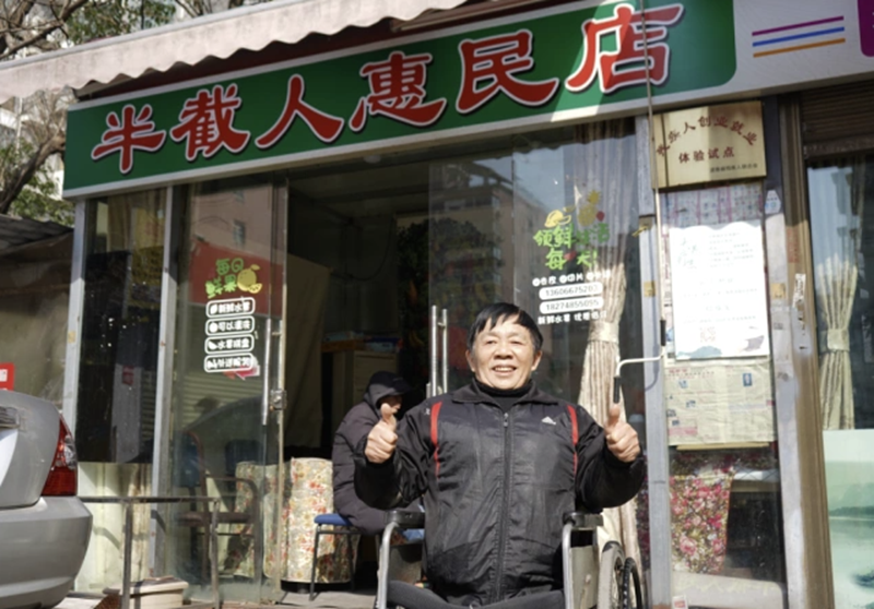 &Ocirc;ng Peng Shuilin trước cửa h&agrave;ng của m&igrave;nh ở Hồ Nam. Ảnh: Voc