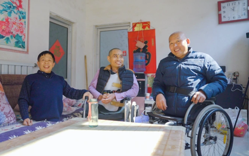 &Ocirc;ng Peng, 64 tuổi (tr&aacute;i) v&agrave; những người c&ugrave;ng cảnh ngộ. Ảnh: Voc