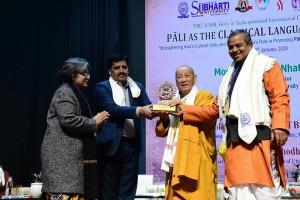 Hòa thượng Thích Tâm Trí nhận Giải thưởng “Nhà Giáo Toàn Cầu”