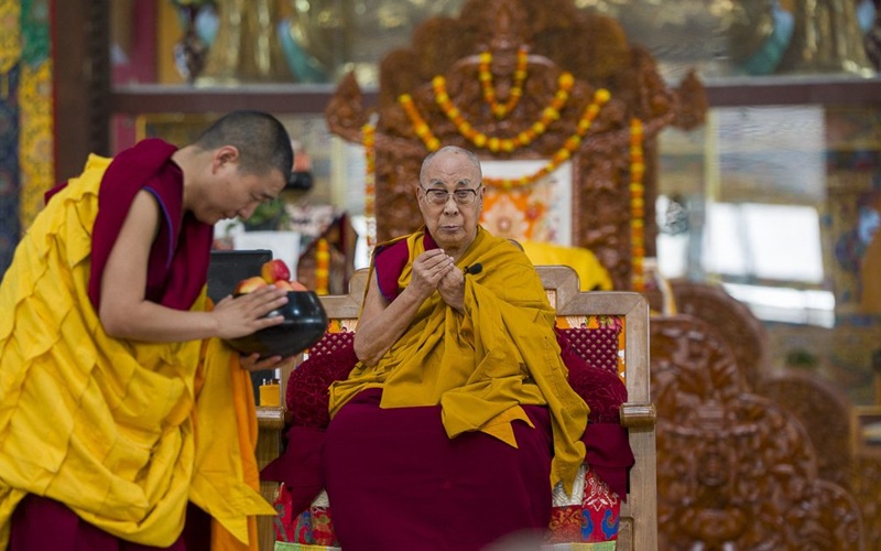 Đức Đạt Lai Lạt Ma chủ tr&igrave; lễ tấn phong tại Tu viện Drepung Gomang ở Mundgod, Karnataka, Ấn Độ, từ ng&agrave;y 22 đến 25 th&aacute;ng 1. Ảnh của Tenzin Choejor. Nguồn: dalailama.com