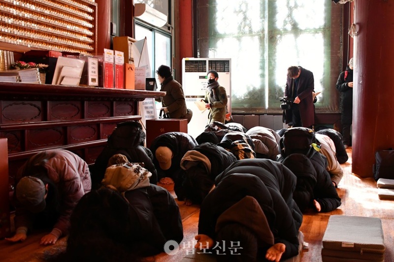 C&aacute;c th&agrave;nh vi&ecirc;n Qsign thực hiện nghi thức tam b&aacute;i tại Đại H&ugrave;ng Bảo Điện ch&ugrave;a Jogyesa.