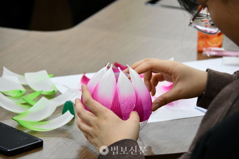 Người tham dự trực tiếp l&agrave;m đ&egrave;n lồng truyền thống, t&igrave;m hiểu &yacute; nghĩa gi&aacute;o l&yacute; Phật gi&aacute;o.