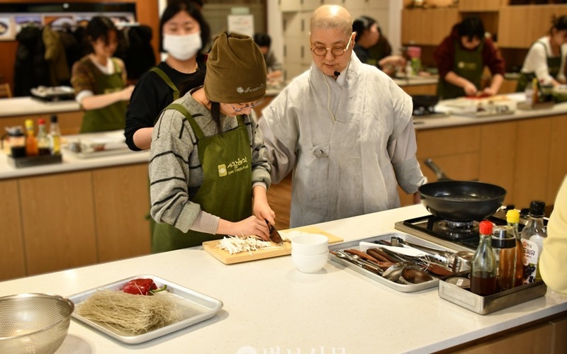 Người tham dự c&ugrave;ng thưởng thức hoặc mang về c&aacute;c m&oacute;n chay vừa chế biến.