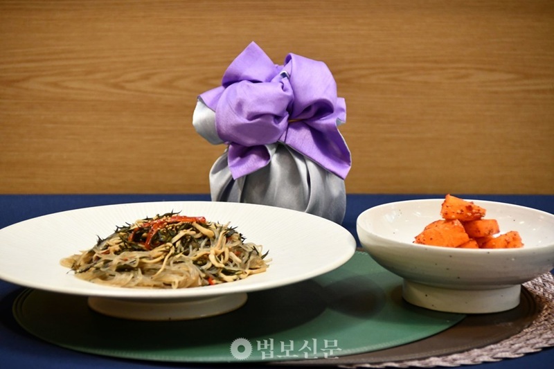 M&oacute;n miến rong biển - nấm v&agrave; kim chi trộn l&ecirc; ho&agrave;n thiện.