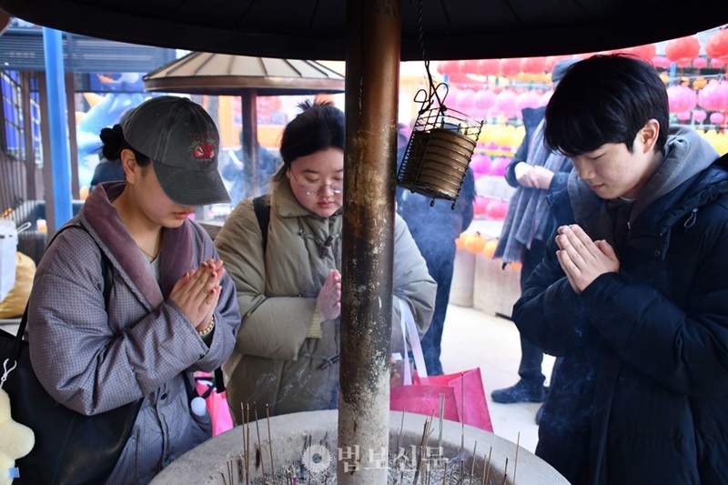 Nghi thức thắp nến v&agrave; ph&aacute;t nguyện tại Th&aacute;p B&aacute;t Gi&aacute;c Mười Tầng ch&ugrave;a Jogyesa.