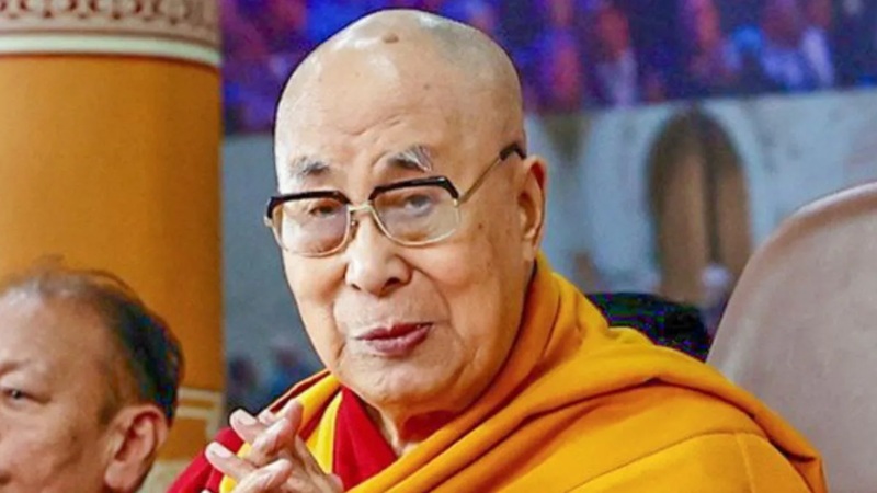 Đức Đạt Lai Lạt Ma trong buổi gặp gỡ c&ocirc;ng ch&uacute;ng ở Dharamshala, Himachal Pradesh. | (@RijijuOffice X/Ảnh ANI)