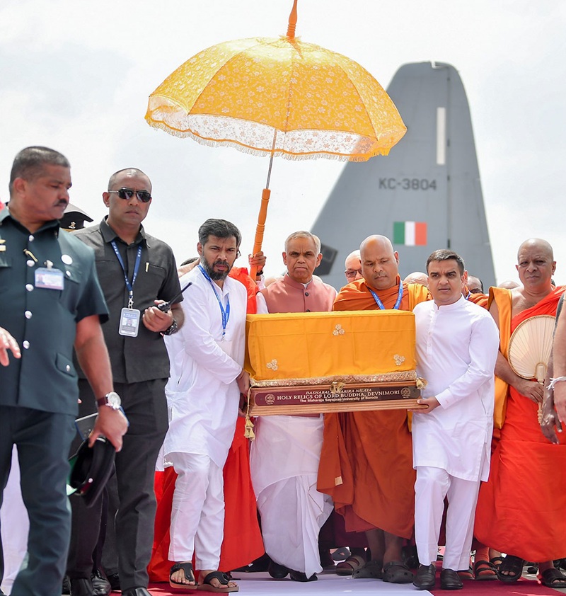 Ph&aacute;i đo&agrave;n Ấn Độ th&agrave;nh k&iacute;nh cung thỉnh X&aacute;-lợi Đức Phật Devnimori trong h&agrave;nh tr&igrave;nh hồi hương. (Ảnh: X/@NarendraModi)