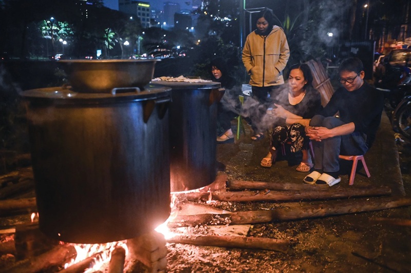 Những nồi b&aacute;nh chưng đ&ecirc;m giao thừa, h&agrave;ng x&oacute;m, gia đ&igrave;nh qu&acirc;y quần giờ kh&ocirc;ng c&ograve;n nhiều...