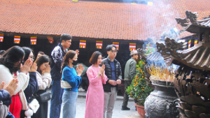 Đi chùa đầu năm