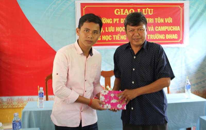 &Ocirc;ng Ch&acirc;u M&ocirc; Ni Sóc Kha tặng qu&agrave; cho học sinh khi còn là Hi&ecirc;̣u trưởng trường d&acirc;n t&ocirc;̣c n&ocirc;̣i trú Tri T&ocirc;n 