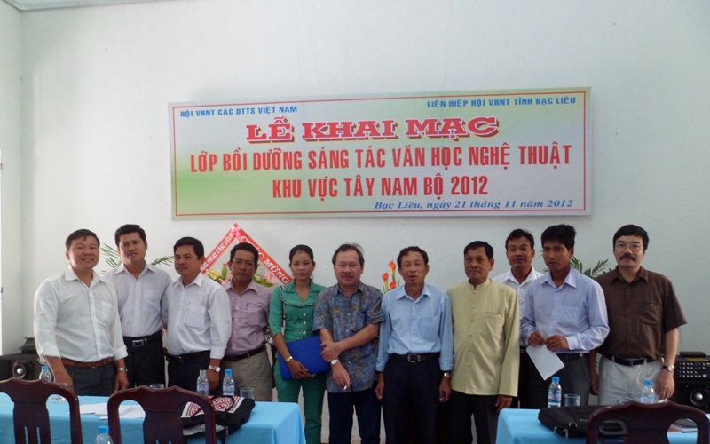 Ngh&ecirc;̣ sỹ Ưu tú Sang S&ecirc;́t (thứ 5 từ phải sang), &Ocirc;ng Ch&acirc;u Phát (thứ 4 từ phải sang) chụp hình lưu ni&ecirc;̣m tại trại sáng tác VHNT các DTTS Vi&ecirc;̣t Nam khu vực T&acirc;y Nam b&ocirc;̣ năm 2012 tại tỉnh Bạc Li&ecirc;u