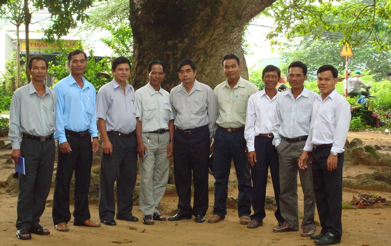 &Ocirc;ng Đào Chu&ocirc;ng (người đứng giữa) cùng văn ngh&ecirc;̣ sĩ Khmer thăm trại sáng tác VHNT Khmer khu vực Nam B&ocirc;̣ tại Trà Vinh năm 2009. Ảnh chụp dưới c&acirc;y d&acirc;̀u dù Tp. Trà Vinh. 