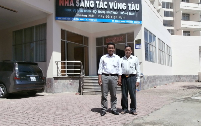 &Ocirc;ng Ch&acirc;u Phát cùng tác giả chụp hình lưu ni&ecirc;̣m tại nhà sáng tác Vũng Tàu năm 2025