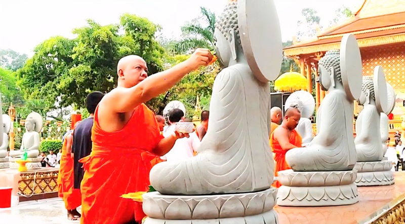 Nghi thức tắm Phật trong Tết Chol Chnam Thmay tại Ch&ugrave;a Veluvana x&atilde; Phong Thạnh, tỉnh Vĩnh Long