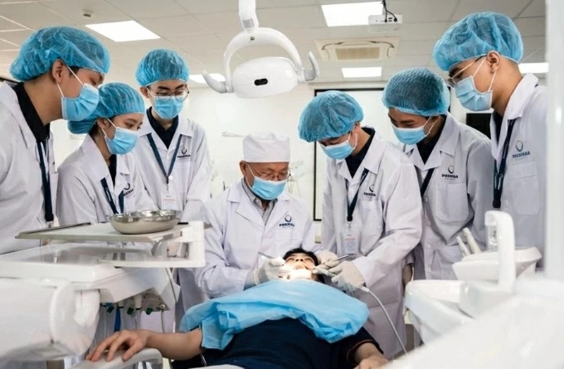 Thầy thuốc cũng phải chủ động th&iacute;ch nghi, phải cập nhật kiến thức li&ecirc;n tục, r&egrave;n luyện kỹ năng giao tiếp. (Nguồn: VGP)