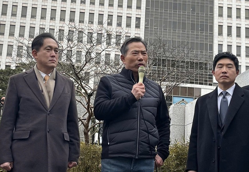 Mục sư Son Hyun-bo (giữa), người H&agrave;n Quốc, n&oacute;i chuyện với c&aacute;c ph&oacute;ng vi&ecirc;n khi được trả tự do khỏi nh&agrave; t&ugrave; sau khi chấp h&agrave;nh &aacute;n t&ugrave; treo tại t&ograve;a &aacute;n Busan h&ocirc;m thứ S&aacute;u. (Yonhap)