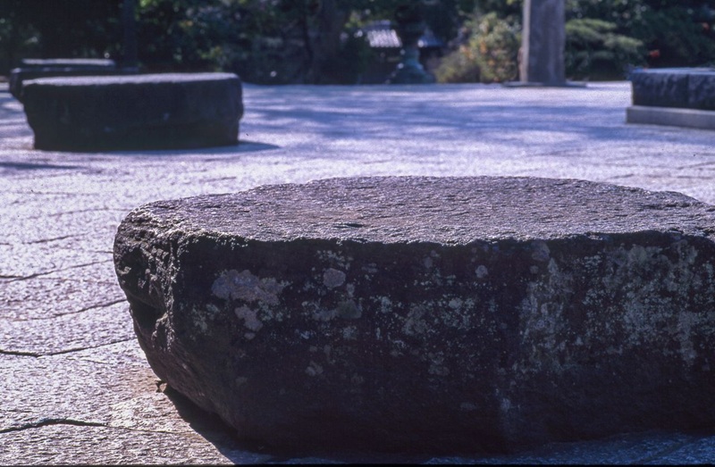 Những khối đ&aacute; nền m&oacute;ng điện thờ xưa, đường k&iacute;nh khoảng hai m&eacute;t. (&copy; Harada Hiroshi)