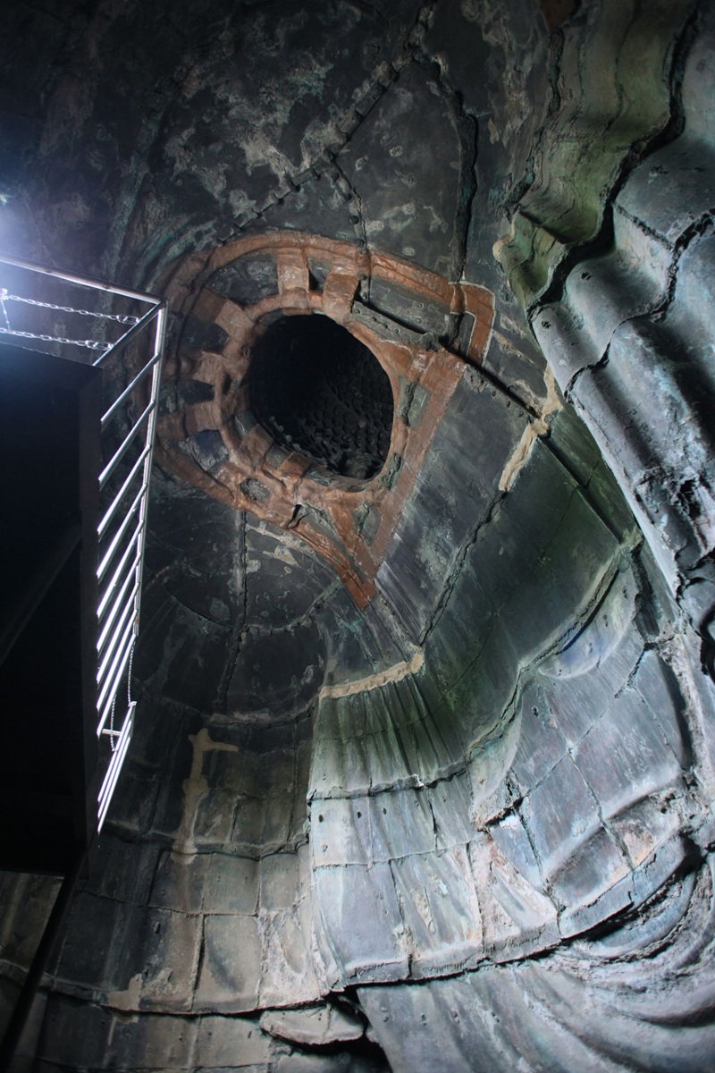 B&ecirc;n trong bức tượng, c&aacute;c đường nối do qu&aacute; tr&igrave;nh đ&uacute;c c&oacute; thể nh&igrave;n thấy r&otilde;. (&copy; Harada Hiroshi)