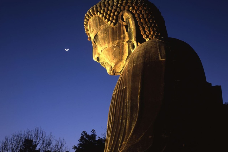 Đại Phật lung linh &aacute;nh đ&egrave;n với trăng non ph&iacute;a xa. (&copy; Harada Hiroshi)