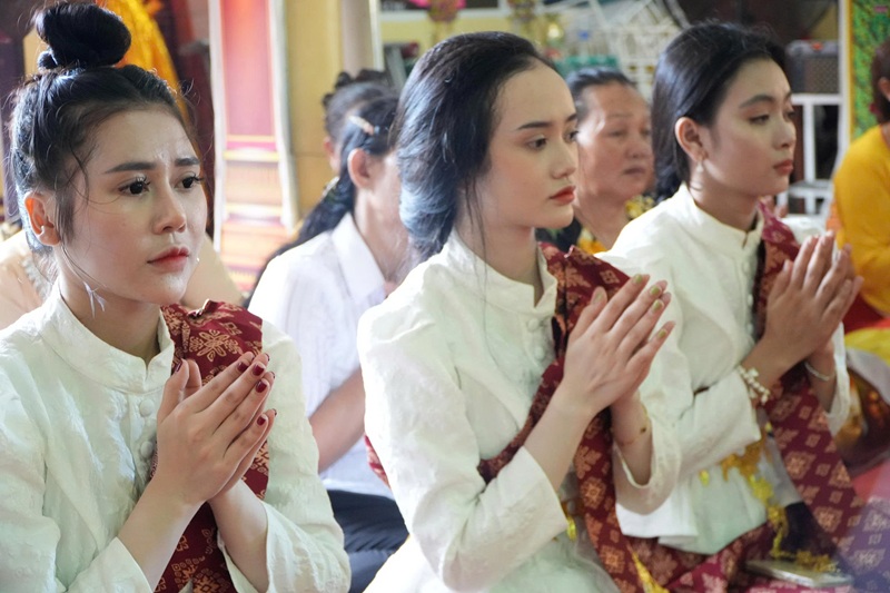 Nàng c&ocirc; gái Khmer nghi&ecirc;m trang thực hi&ecirc;̣n nghi thức l&acirc;̃ bái Tam Bảo.