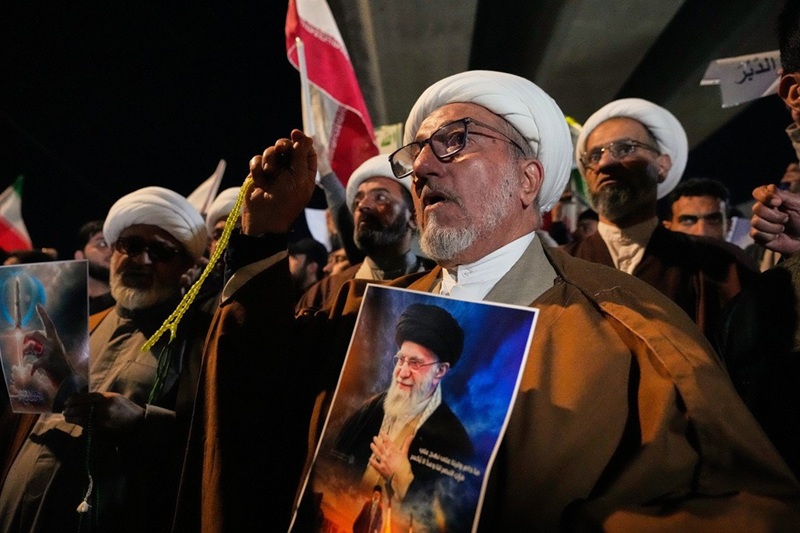 Sai lầm ch&iacute; mạng khiến Iran trả gi&aacute; đắt: C&aacute;c gi&aacute;o sĩ d&ograve;ng Shi&rsquo;ite người Iraq cầm bức ch&acirc;n dung của L&atilde;nh tụ tối cao Iran Ali Khamenei trong cuộc biểu t&igrave;nh ở Baghdad để phản đối c&aacute;c cuộc tấn c&ocirc;ng của Mỹ v&agrave; Israel. (Ảnh: AP)