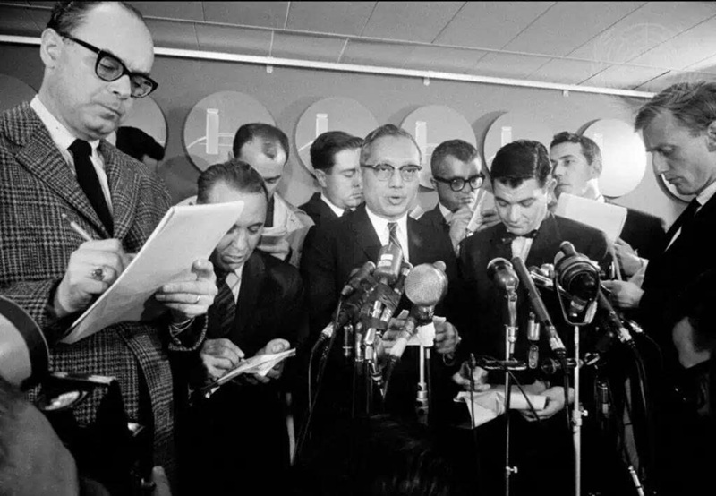 Ng&agrave;y 31 th&aacute;ng 10 năm 1962, nguy&ecirc;n Tổng Thư k&yacute; thứ ba của Li&ecirc;n Hợp Quốc (Nhiệm kỳ: 30 th&aacute;ng 11 năm 1961 - 31 th&aacute;ng 12 năm 1971), Cư sĩ U Thant (ảnh) đ&atilde; ph&aacute;t biểu trước c&aacute;c ph&oacute;ng vi&ecirc;n sau khi trở về New York, Hoa Kỳ từ Havana, thủ đ&ocirc;, th&agrave;nh phố lớn nhất v&agrave; l&agrave; trung t&acirc;m kinh tế, văn h&oacute;a của quốc gia Cuba. &Ocirc;ng đ&atilde; gặp cố B&iacute; thư thứ nhất Ban Chấp h&agrave;nh Trung ương Đảng Cộng sản Cuba, Fidel Castro ở thủ đ&ocirc; Havana để thảo luận về cuộc khủng hoảng t&ecirc;n lửa Cuba, cuộc đối đầu giữa Li&ecirc;n X&ocirc; - Cuba với Hoa Kỳ v&agrave;o th&aacute;ng 10 năm 1962 trong thời Chiến tranh Lạnh. Những th&agrave;nh tựu của Cư sĩ &nbsp;U Thant, nh&agrave; l&atilde;nh đạo người ch&acirc;u &Aacute; đầu ti&ecirc;n của Li&ecirc;n Hợp Quốc, c&oacute; thể đ&atilde; gần như bị l&atilde;ng qu&ecirc;n, nhưng một cuốn tiểu sử mới do một trong những người ch&aacute;u nội của &ocirc;ng viết đ&atilde; tiết lộ khả năng x&acirc;y dựng h&ograve;a b&igrave;nh ki&ecirc;n định của &ocirc;ng, những khả năng vẫn c&ograve;n ph&ugrave; hợp cho đến ng&agrave;y nay. Nguồn ảnh: Yutaka Nagata/LHQ