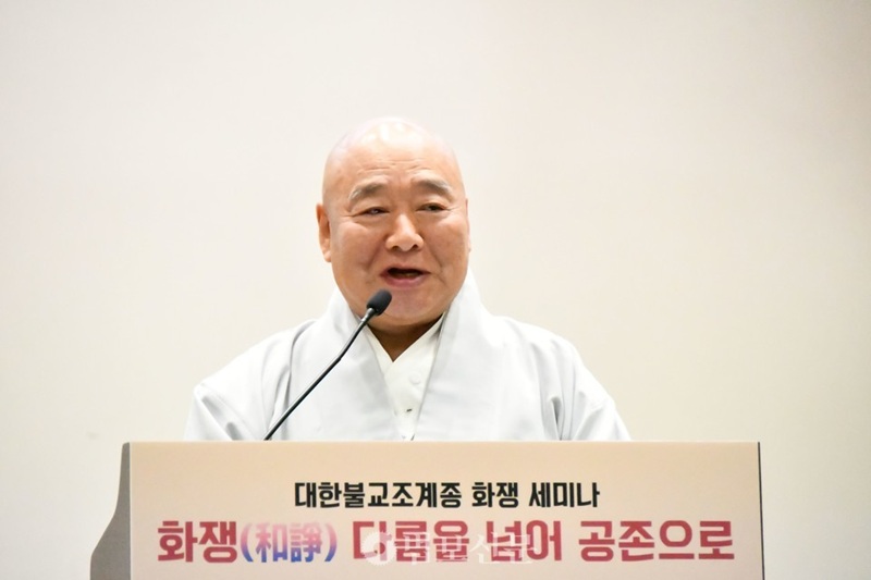 H&ograve;a thượng Jeong Man, Chủ tịch Ủy ban H&ograve;a giải, cho biết: &ldquo;Hội thảo n&agrave;y được tổ chức như một diễn đ&agrave;n để thảo luận c&aacute;c vấn đề hiện tại từ g&oacute;c độ h&ograve;a giải, chia th&agrave;nh hai lĩnh vực: ch&iacute;nh trị v&agrave; kinh tế/x&atilde; hội. Ch&uacute;ng t&ocirc;i hy vọng sẽ n&ecirc;u bật sự cần thiết của việc &lsquo;lắng nghe ch&iacute;nh trị&rsquo; bất kể đảng cầm quyền hay đảng đối lập n&agrave;o trong Quốc hội, c&aacute;i n&ocirc;i của nền ch&iacute;nh trị&rdquo;.