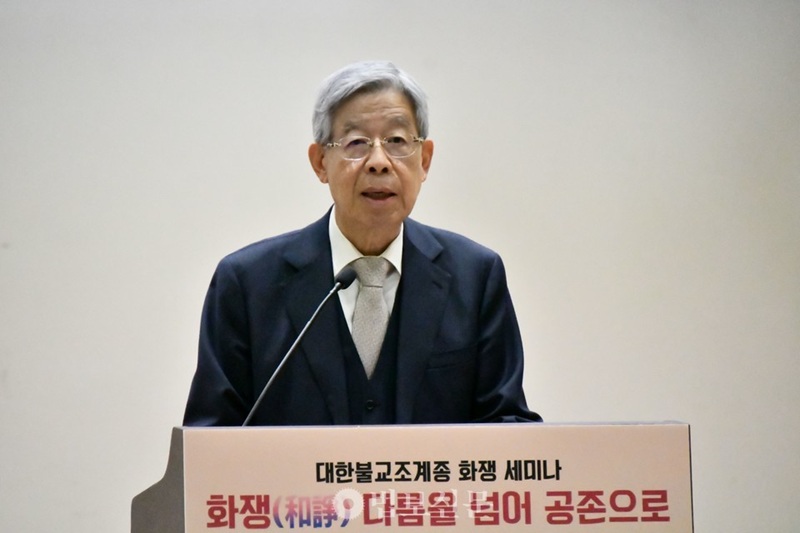 Cựu Hiệu trưởng Đại học Đ&ocirc;ng Quan, &ocirc;ng Kim Hee-ok nhấn mạnh: &ldquo;Xung đột v&agrave; đối đầu qu&aacute; mức trong cộng đồng cản trở sự ph&aacute;t triển quốc gia v&agrave; x&atilde; hội tr&ecirc;n mọi lĩnh vực ch&iacute;nh trị, kinh tế, x&atilde; hội v&agrave; văn h&oacute;a, đồng thời x&acirc;m phạm quyền tự quyết v&agrave; quyền mưu cầu hạnh ph&uacute;c của người d&acirc;n,&hellip; những quyền cơ bản.&rdquo; &Ocirc;ng n&oacute;i th&ecirc;m: &ldquo;Việc thực h&agrave;nh tư tưởng h&ograve;a giải của sư phụ Wonhyo tương đương với việc hiện thực h&oacute;a c&aacute;c gi&aacute; trị hiến ph&aacute;p cao cả, v&agrave; l&agrave; con đường để bảo vệ đất nước v&agrave; nh&acirc;n d&acirc;n, đảm bảo c&aacute;c quyền cơ bản v&agrave; hạnh ph&uacute;c của người d&acirc;n&rdquo;.