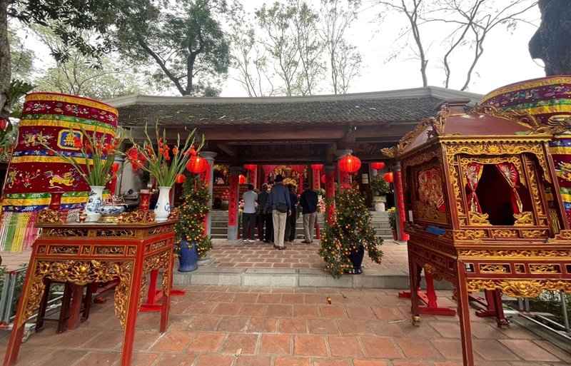 Đền N&uacute;i Sưa