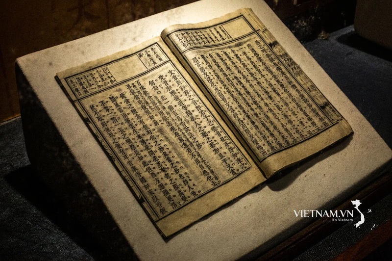 S&aacute;ch Hoa Nghi&ecirc;m Kinh. Ảnh: Vietnam.vn