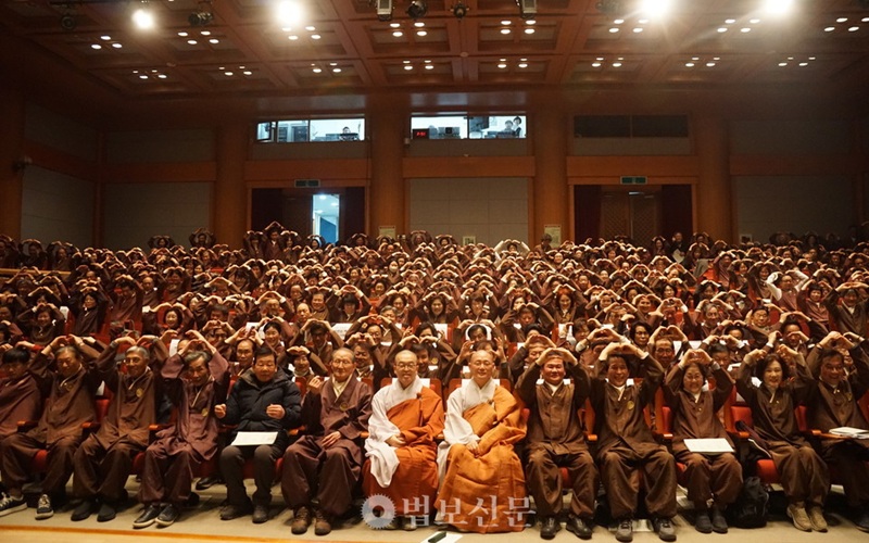 Ng&agrave;y 7 th&aacute;ng 3, Ban Truyền gi&aacute;o của Gi&aacute;o hội Phật gi&aacute;o Jogye (Gi&aacute;m đốc Kang Eui-su) đ&atilde; tổ chức cuộc họp đại biểu thường kỳ tại Hội trường Biểu diễn Văn h&oacute;a v&agrave; Nghệ thuật Truyền thống thuộc Bảo t&agrave;ng Lịch sử v&agrave; Văn h&oacute;a Phật gi&aacute;o H&agrave;n Quốc ở Seoul. Sau cuộc họp, một buổi 