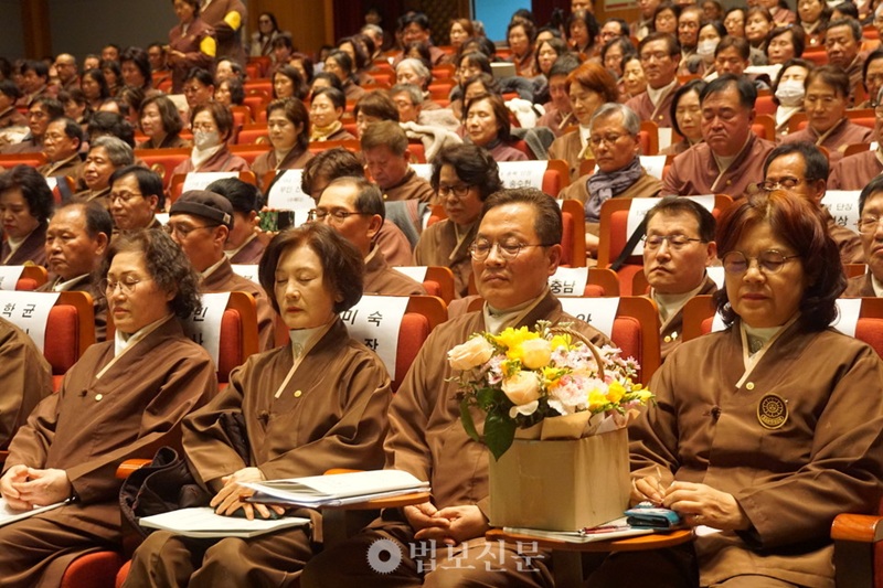 Những người tham gia buổi lễ Phật ph&aacute;p đang chi&ecirc;m b&aacute;i tượng Mặt Trời.