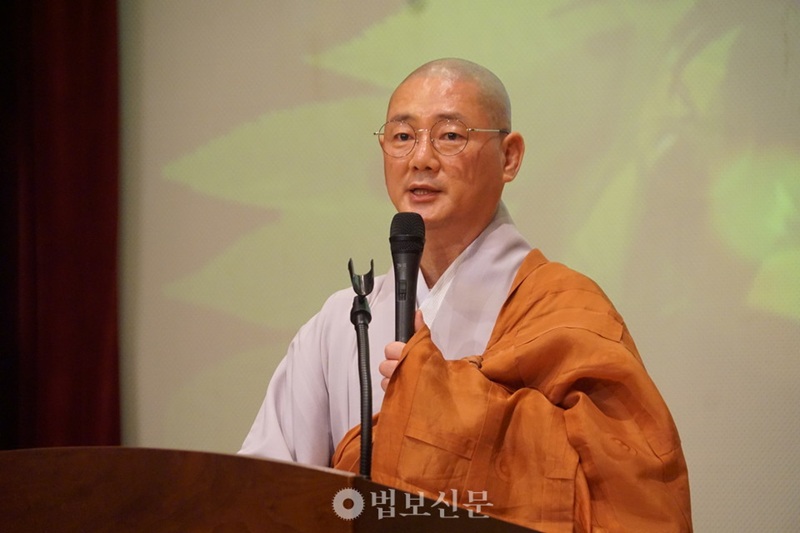 Trong b&agrave;i ph&aacute;t biểu ch&uacute;c mừng do H&ograve;a thượng Jeongmu, trưởng ban truyền gi&aacute;o, đọc thay, H&ograve;a thượng Jinwoo, trưởng ban h&agrave;nh ch&iacute;nh, n&oacute;i rằng: &ldquo;T&ocirc;i v&ocirc; c&ugrave;ng biết ơn sự nỗ lực của c&aacute;c nh&agrave; truyền gi&aacute;o trong việc truyền b&aacute; gi&aacute;o l&yacute; Phật gi&aacute;o tr&ecirc;n lĩnh vực truyền gi&aacute;o&rdquo;, v&agrave; nhấn mạnh: &ldquo;Trong thời điểm m&agrave; lo &acirc;u v&agrave; xung đột đang gia tăng giữa những biến đổi x&atilde; hội nhanh ch&oacute;ng, vai tr&ograve; của Phật gi&aacute;o c&agrave;ng trở n&ecirc;n quan trọng&rdquo;.