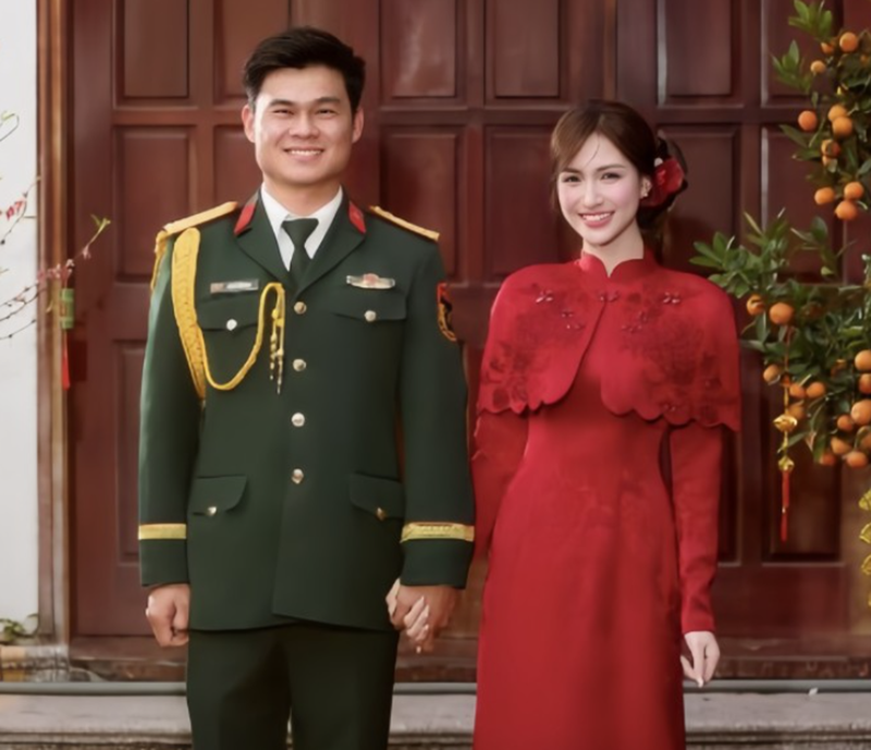 Ca sĩ Ho&agrave; Minzy v&agrave; Đại u&yacute; Thăng Văn Cương. Ảnh: internet