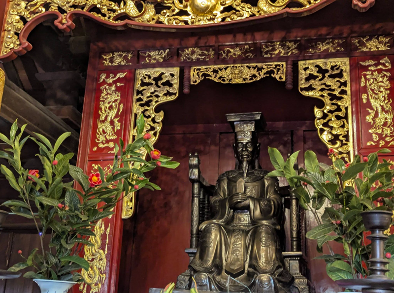 Tượng thờ Vua L&ecirc; Th&aacute;nh T&ocirc;ng tại Văn Miếu Quốc Tử Gi&aacute;m (H&agrave; Nội). Ảnh sưu tầm