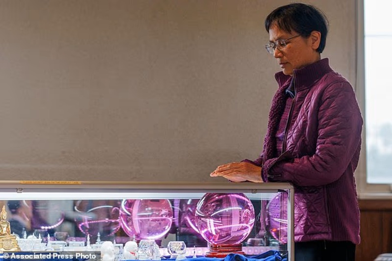 B&agrave; Sandra Chen, một t&iacute;n đồ, đang thiền định tại ch&ugrave;a Wei Mountain ở Rosemead, California, v&agrave;o thứ Bảy, ng&agrave;y 17 th&aacute;ng 2 năm 2024. (Ảnh AP/Damian Dovarganes)