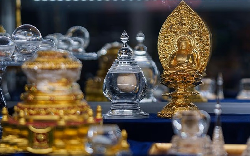 C&aacute;c di vật Phật gi&aacute;o, bao gồm sharira v&agrave; xương được cho l&agrave; của Đức Phật, được trưng b&agrave;y tại ch&ugrave;a Wei Mountain, ở Rosemead, California, h&ocirc;m thứ Bảy, ng&agrave;y 17 th&aacute;ng 2 năm 2024. (Ảnh AP/Damian Dovarganes)