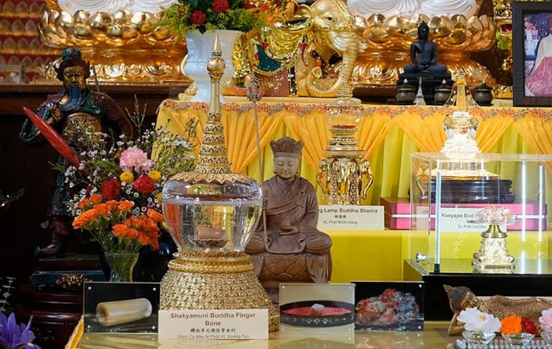 C&aacute;c x&aacute; lợi Phật, bao gồm Xương ng&oacute;n tay Phật Th&iacute;ch Ca M&acirc;u Ni (b&ecirc;n tr&aacute;i), được trưng b&agrave;y tại ch&ugrave;a Wei Mountain, ở Rosemead, California, thứ Bảy, ng&agrave;y 17 th&aacute;ng 2 năm 2024. (Ảnh AP/Damian Dovarganes)