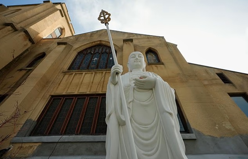 Một bức tượng Phật được trưng b&agrave;y b&ecirc;n ngo&agrave;i tại...Ch&ugrave;a Wei Mountain, ở Rosemead, California, Thứ Bảy, ng&agrave;y 17 th&aacute;ng 2 năm 2024. (Ảnh AP/Damian Dovarganes)