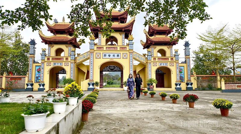 Cổng Tam Quan tại ch&ugrave;a Ph&uacute; L&acirc;m.